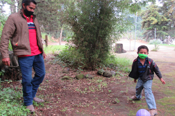 Un momento para divertirse padre e hijo